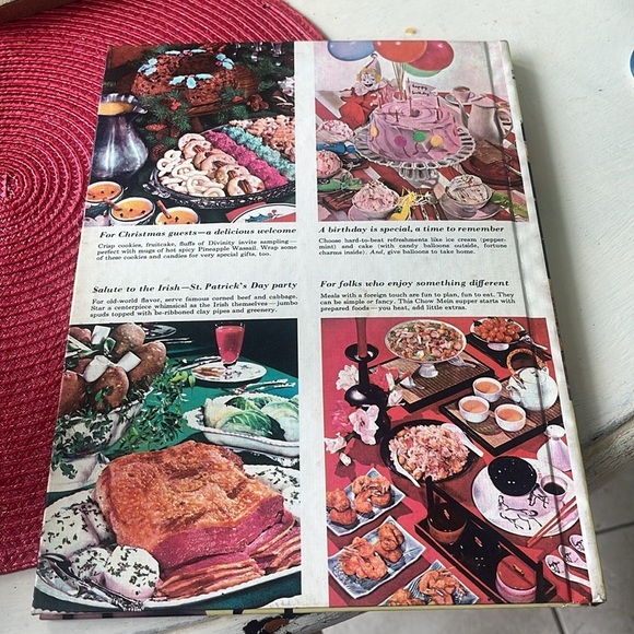 Better Homes And Gardens Holiday Cook Book - Red and Yellow - Picture 2 of 4